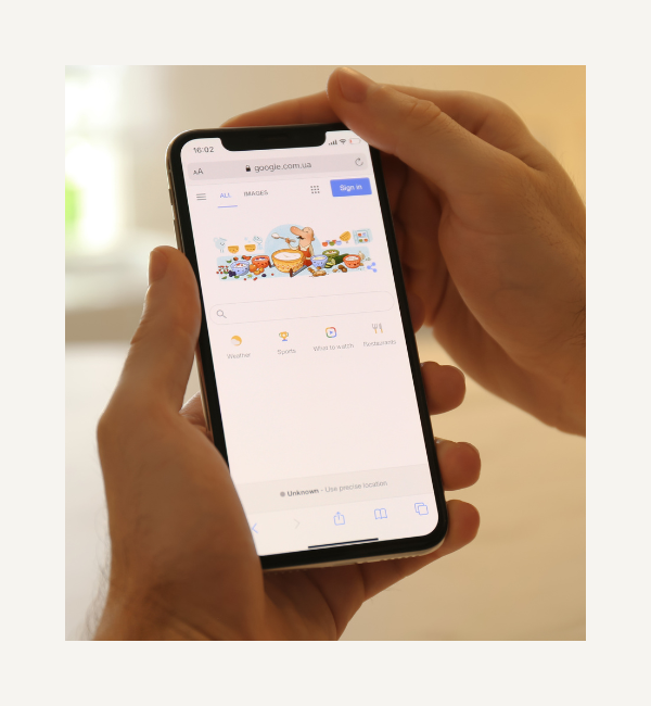 Entreprise locale affichant sa Fiche Google Business Profile sur smartphone